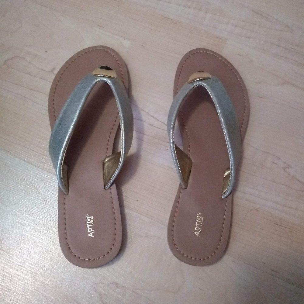 Gold flip flops - Size 8